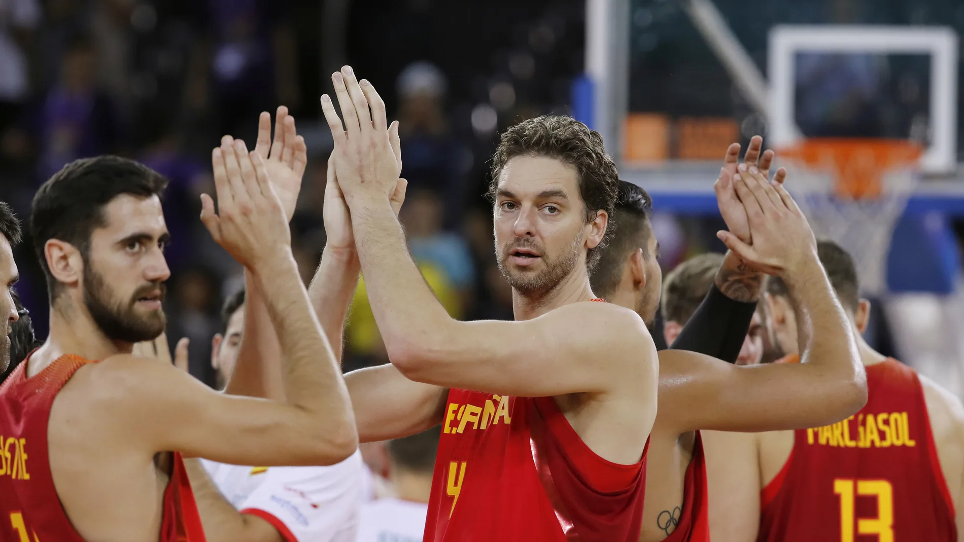 Pau Gasol aplaude junto a sus compañeros Pau Gasol aplaude junto a sus compañeros