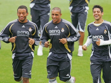 Marcelo, junto a Roberto Carlos y Cicinho en un entrenamiento del Real Madrid