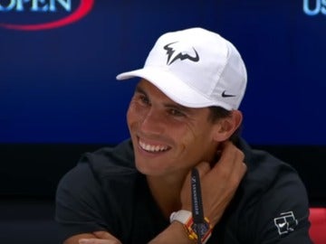 Rafa Nadal sonríe durante la rueda de prensa