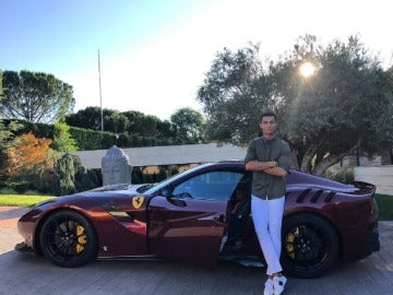 Cristiano Ronaldo, junto a su nuevo coche