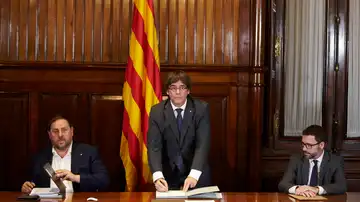 El presidente de la Generalitat, Carles Puigdemont, firma la convocatoria de referéndum El presidente de la Generalitat, Carles Puigdemont, firma la convocatoria de referéndum