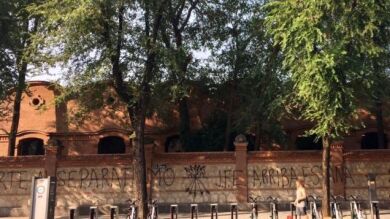 Aparecen pintadas falangistas en el Matadero de Madrid, donde se celebrará un acto de apoyo al referéndum