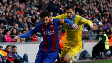Leo Messi intenta zafarse de Helder Lopes en un Barcelona - Las Palmas