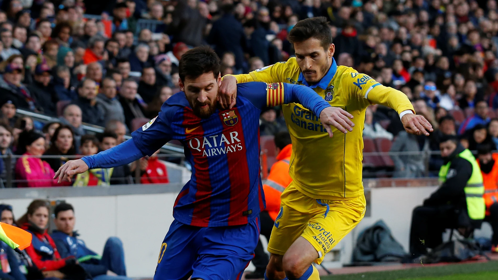 Leo Messi intenta zafarse de Helder Lopes en un Barcelona - Las Palmas Leo Messi intenta zafarse de Helder Lopes en un Barcelona - Las Palmas