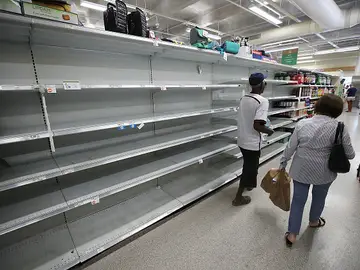 Los estantes de los supermercados, vacíos Los estantes de los supermercados, vacíos