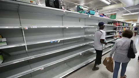 Los estantes de los supermercados, vacíos Los estantes de los supermercados, vacíos