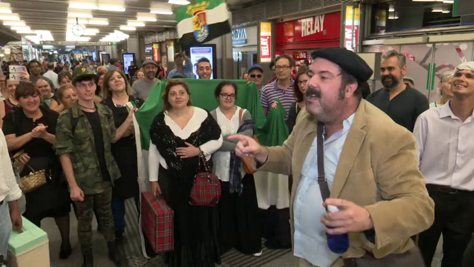 Extremeños caracterizados como 'Los Santos Inocentes' llegan a la estación madrileña de Atocha para pedir un tren digno