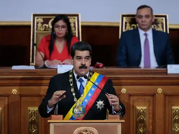 El presidente Nicolás Maduro habla junto a la presidenta de la Asamblea Nacional Constituyente, Delcy Rodríguez, y el presidente del Tribunal Supremo de Justicia, Maikel Moreno, durante una sesión de la Asamblea Nacional Constituyente, en Caracas, Venezuela. El presidente Nicolás Maduro habla junto a la presidenta de la Asamblea Nacional Constituyente, Delcy Rodríguez, y el presidente del Tribunal Supremo de Justicia, Maikel Moreno, durante una sesión de la Asamblea Nacional Constituyente, en Caracas, Venezuela.