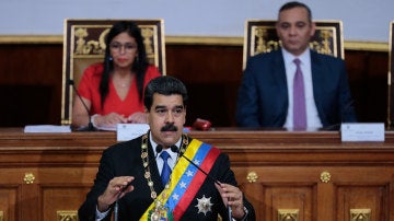 El presidente Nicolás Maduro habla junto a la presidenta de la Asamblea Nacional Constituyente, Delcy Rodríguez, y el presidente del Tribunal Supremo de Justicia, Maikel Moreno, durante una sesión de la Asamblea Nacional Constituyente, en Caracas, Venezuela. 