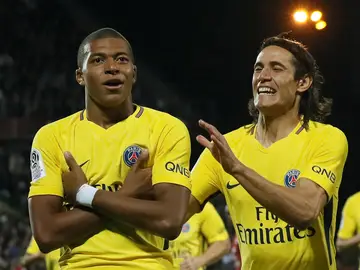 Mbappé celebra su primer gol con el PSG junto a Cavani Mbappé celebra su primer gol con el PSG junto a Cavani