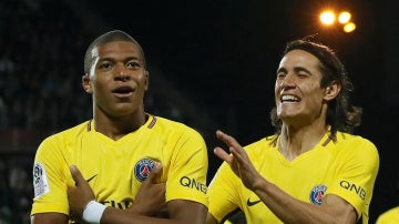 Mbappé celebra su primer gol con el PSG junto a Cavani