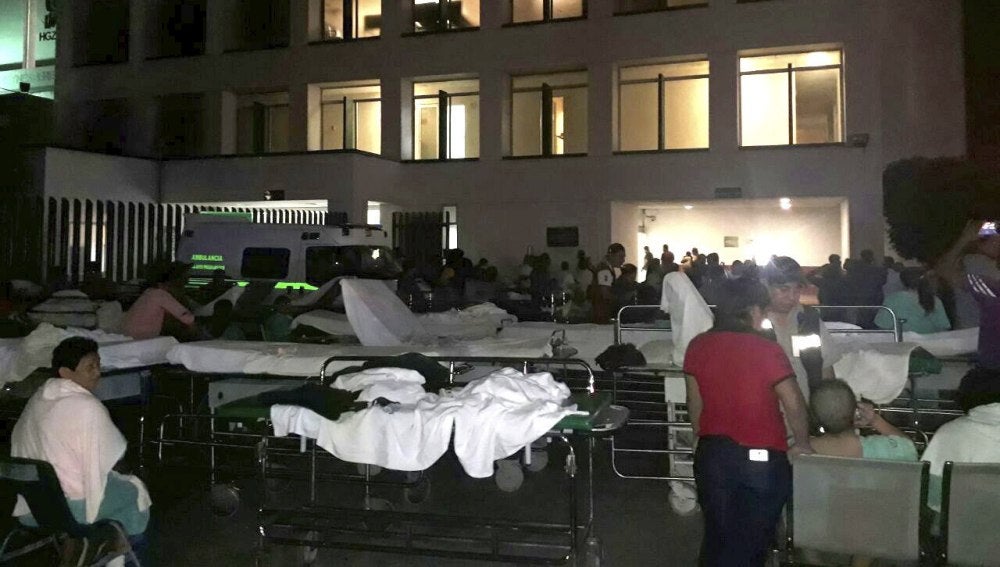 Pacientes y médicos de un hospital en Villahermosa (México) permanecen fuera del recinto hospitalario