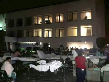  Pacientes y médicos de un hospital en Villahermosa (México) permanecen fuera del recinto hospitalario 