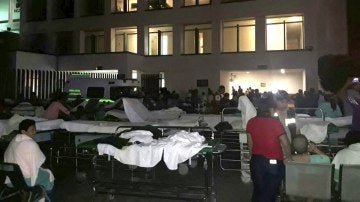  Pacientes y médicos de un hospital en Villahermosa (México) permanecen fuera del recinto hospitalario 