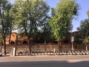Aparecen pintadas falangistas donde se celebrará el acto de apoyo al referendum en Madrid Aparecen pintadas falangistas donde se celebrará el acto de apoyo al referendum en Madrid