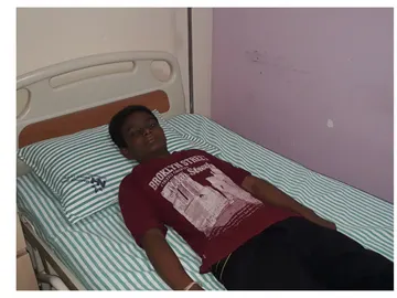 Santhosh en la cama del hospital Santhosh en la cama del hospital