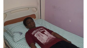 Santhosh en la cama del hospital