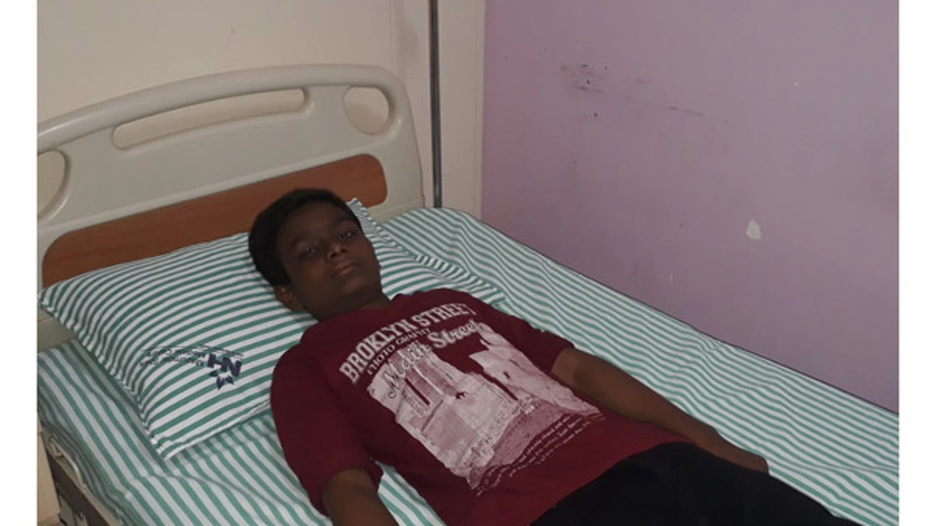 Santhosh en la cama del hospital Santhosh en la cama del hospital