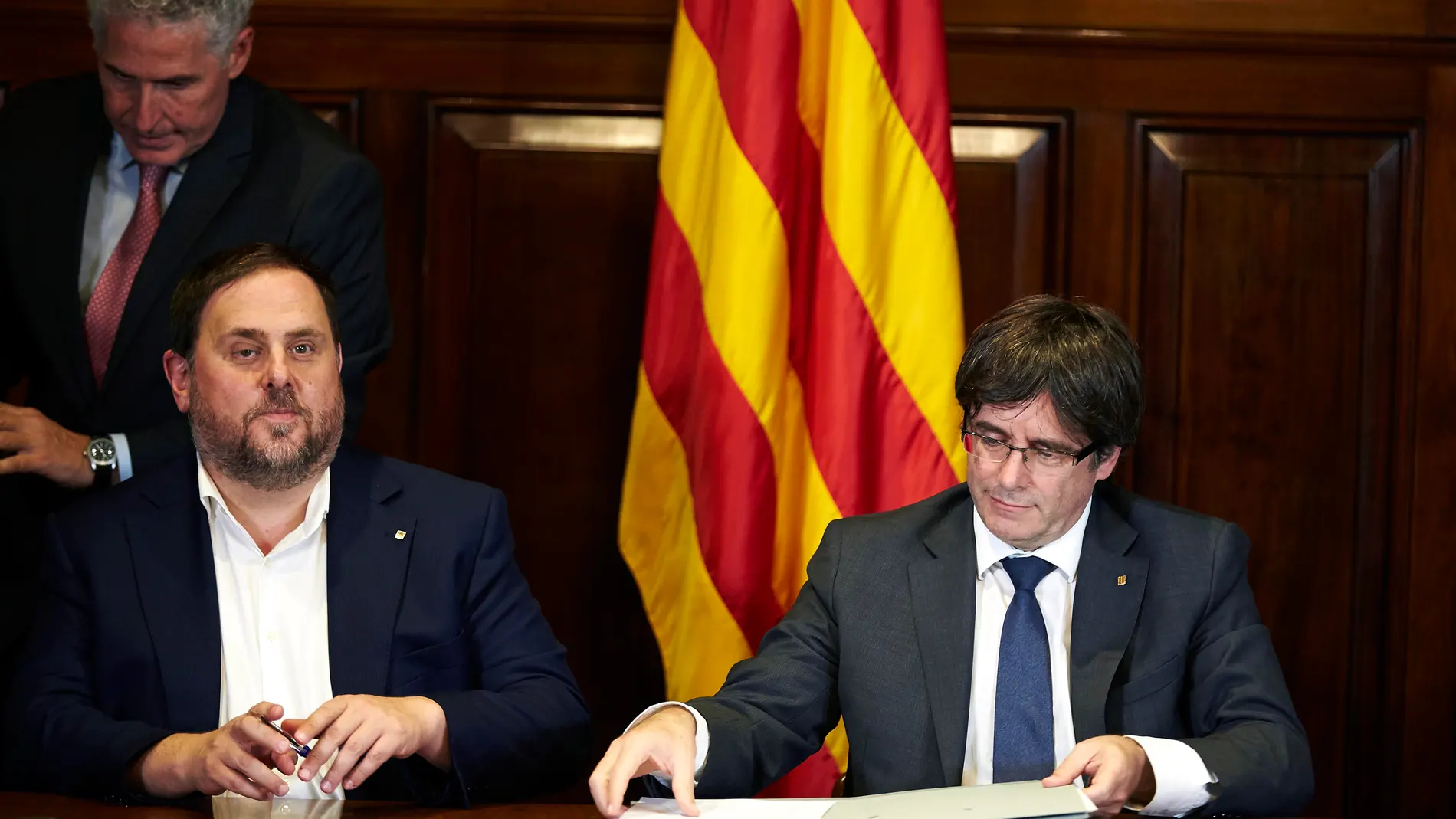 El presidente de la Generalitat, Carles Puigdemont, acompañado por el vicepresidente Oriol Junqueras, firma la convocatoria de referéndum en el Parlament El presidente de la Generalitat, Carles Puigdemont, acompañado por el vicepresidente Oriol Junqueras, firma la convocatoria de referéndum en el Parlament