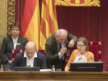 Carmen Forcadell con el letrado de la mesa Carmen Forcadell con el letrado de la mesa