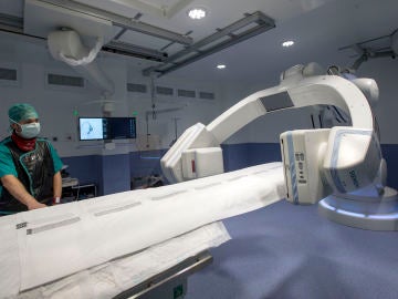 Un médico muestra el funcionamiento de un quirófano híbrido de cirugía cardiovascular.