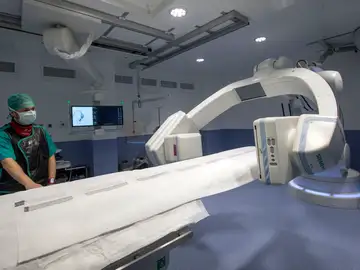 Un médico muestra el funcionamiento de un quirófano híbrido de cirugía cardiovascular. Un médico muestra el funcionamiento de un quirófano híbrido de cirugía cardiovascular.