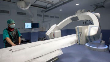 Un médico muestra el funcionamiento de un quirófano híbrido de cirugía cardiovascular.