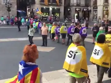 Unas 500 personas protestan frente al Ayuntamiento de Barcelona contra las resoluciones del TC Unas 500 personas protestan frente al Ayuntamiento de Barcelona contra las resoluciones del TC