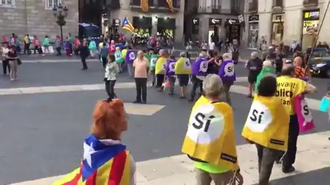 Unas 500 personas protestan frente al Ayuntamiento de Barcelona contra las resoluciones del TC Unas 500 personas protestan frente al Ayuntamiento de Barcelona contra las resoluciones del TC