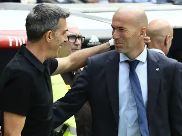 Zidane saluda a Muñiz Zidane saluda a Muñiz
