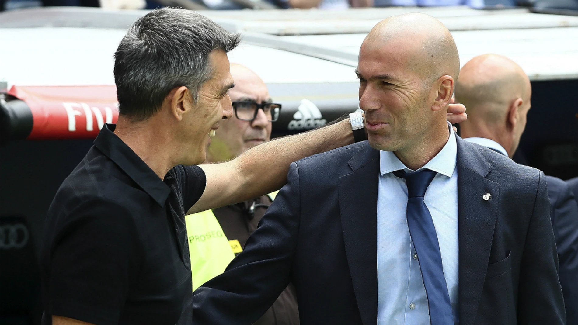 Zidane saluda a Muñiz Zidane saluda a Muñiz