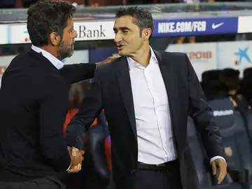 Quique Sánchez Florez y Ernesto Valverde se saludan antes del Barça - Espanyol Quique Sánchez Florez y Ernesto Valverde se saludan antes del Barça - Espanyol