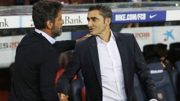 Quique Sánchez Florez y Ernesto Valverde se saludan antes del Barça - Espanyol