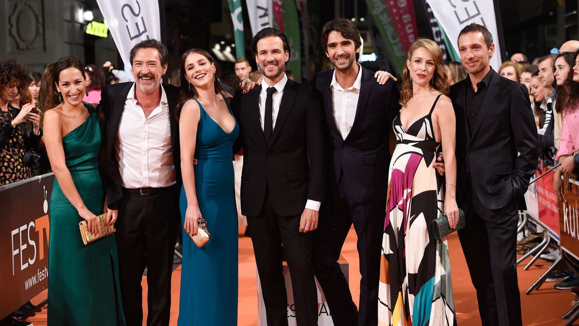 El reparto de 'La Catedral del Mar' en el FesTVal de Vitoria