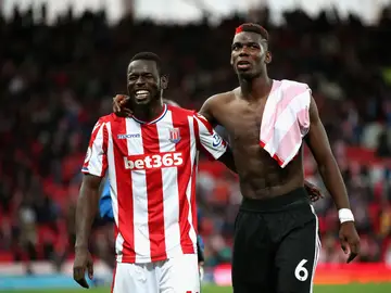 Mame Biram y Pogba se retiran del terreno de juego tras el Stoke - United Mame Biram y Pogba se retiran del terreno de juego tras el Stoke - United