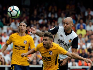 Zaza, ante Lucas Hernández y Filipe Luis Zaza, ante Lucas Hernández y Filipe Luis
