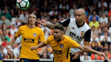 Zaza, ante Lucas Hernández y Filipe Luis