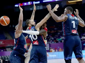 Schroder pasa el balón ante la defensa de Francia Schroder pasa el balón ante la defensa de Francia