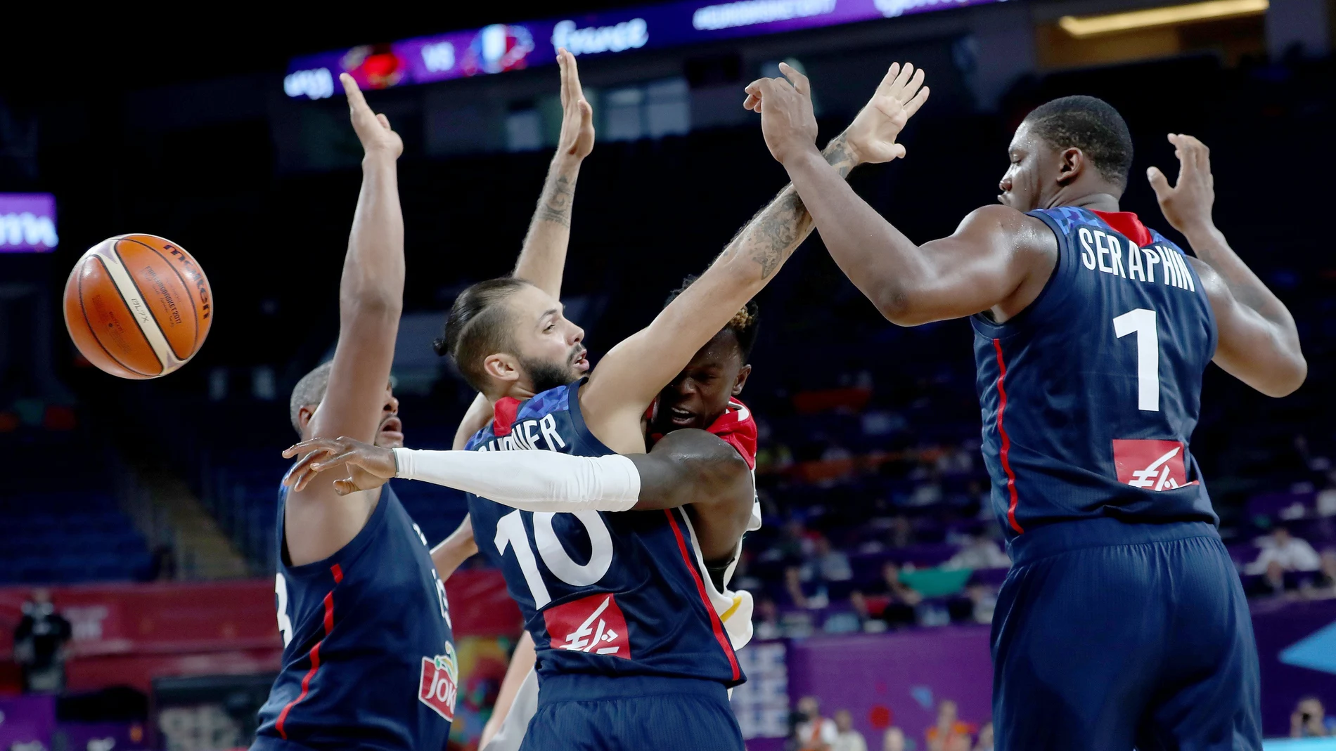 Schroder pasa el balón ante la defensa de Francia Schroder pasa el balón ante la defensa de Francia