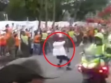 Un hombre, a punto de ser atropellado por el papamóvil Un hombre, a punto de ser atropellado por el papamóvil