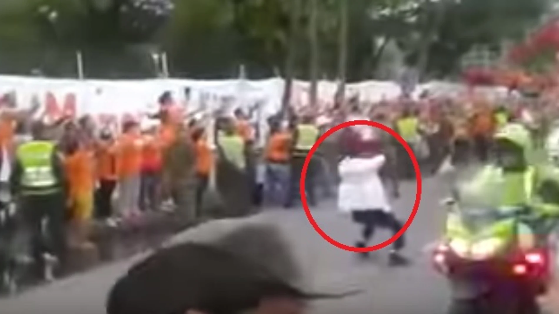 Un hombre, a punto de ser atropellado por el papamóvil Un hombre, a punto de ser atropellado por el papamóvil