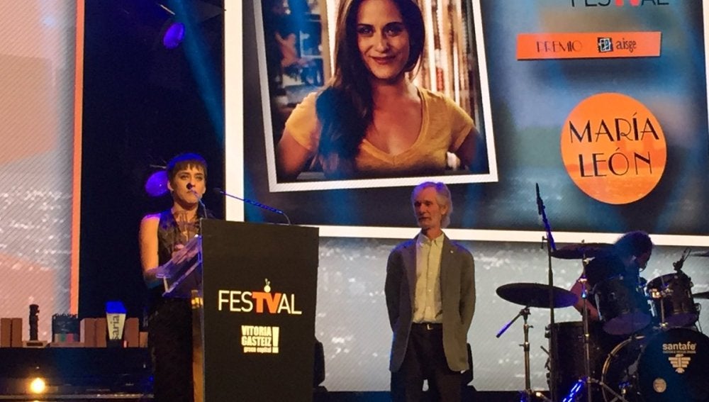 María Léon dedica el Premio AISGE a sus compañeros de 'Allí abajo'