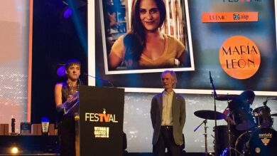 María Léon dedica el Premio AISGE a sus compañeros de 'Allí abajo' 