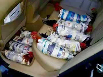 Pollos envueltos en papel de periódico Pollos envueltos en papel de periódico