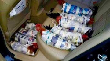 Pollos envueltos en papel de periódico