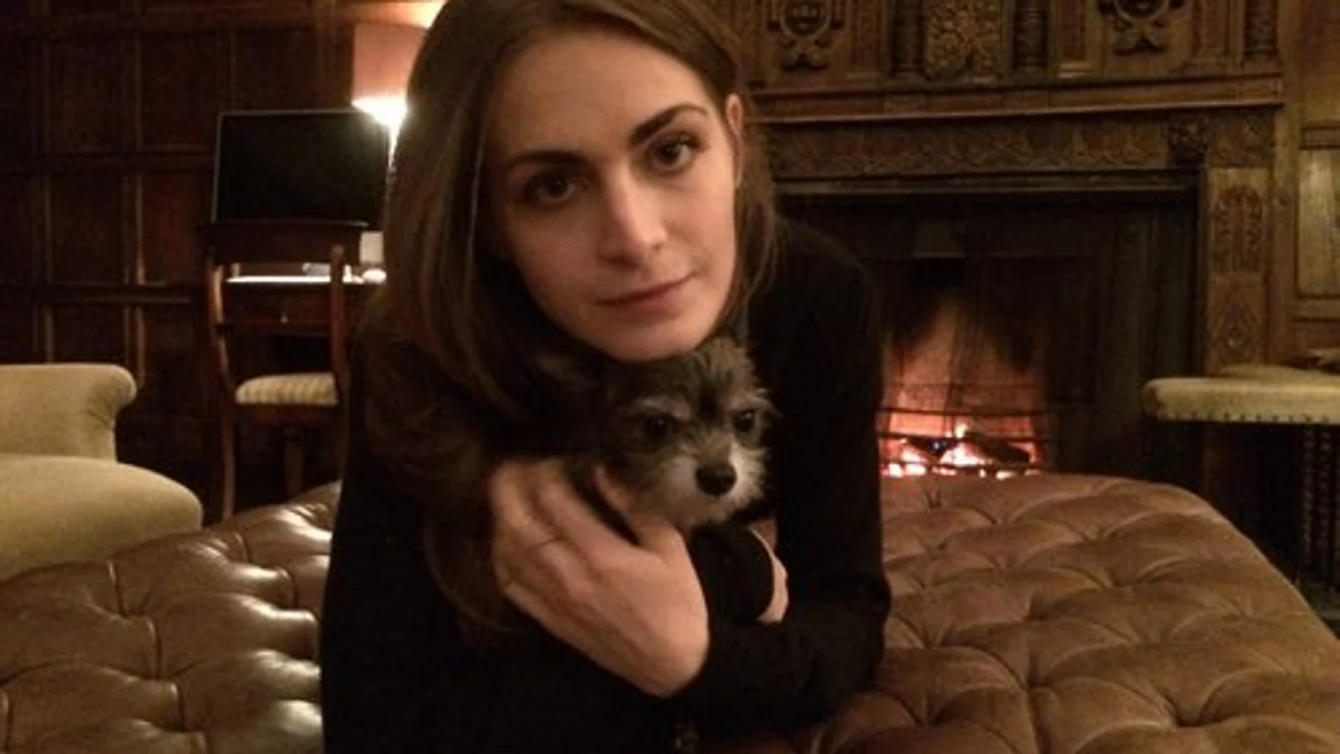 La joven británica junto a Snoopy La joven británica junto a Snoopy