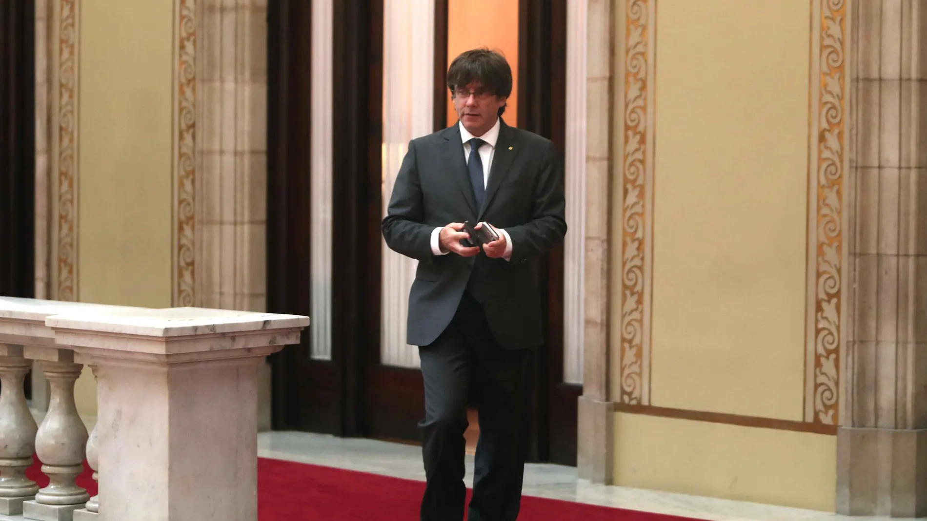 El presidente de la Generalitat, Carles Puigdemont, sale de su despacho en el Parlament de Cataluña El presidente de la Generalitat, Carles Puigdemont, sale de su despacho en el Parlament de Cataluña