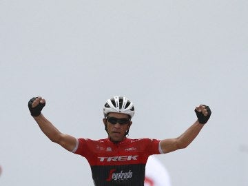 Alberto Contador celebra su victoria en L'Angliru