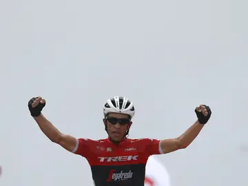 Alberto Contador celebra su victoria en L'Angliru Alberto Contador celebra su victoria en L'Angliru