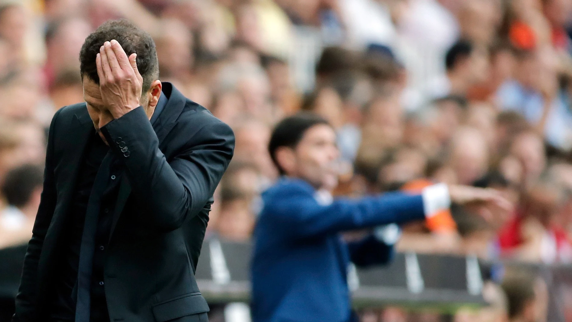 Simeone, durante el partido contra el Valencia Simeone, durante el partido contra el Valencia